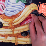 チョークアートで描くスイーツ!ふわふわフルーツパンケーキ〈看板 制作過程①〉